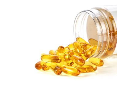 Beyaz arka plan üzerinde Balık Yağı Omega 3 kapsül. D vitamini üzerinde