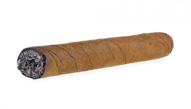 Beyaz arka plan üzerinde kahverengi puro. Yanmış puro.