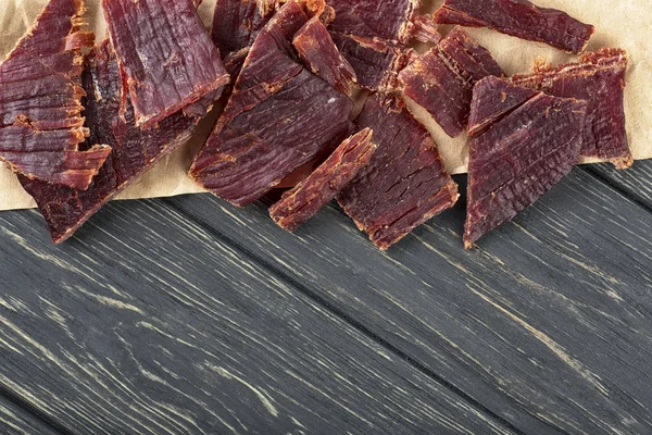 Sığır sarsıntılı bir ahşap tahta üzerinde yakın çekim.