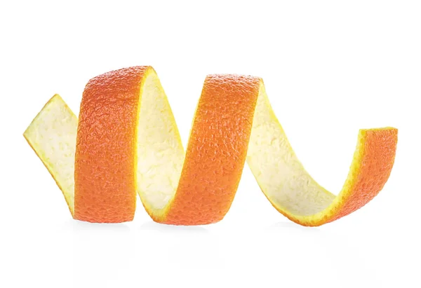 Enkele sinaasappelschil op een witte achtergrond. Vitamine C, schoonheid genezen — Stockfoto