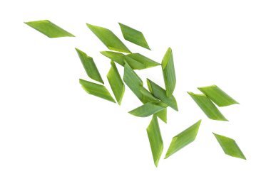 Beyaz arka planda, üstten görünüm doğranmış yeşil soğan.