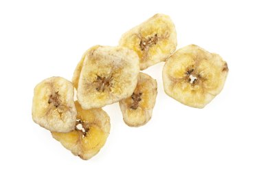 Beyaz arka planda izole gevrek muz cips, üst görünüm.