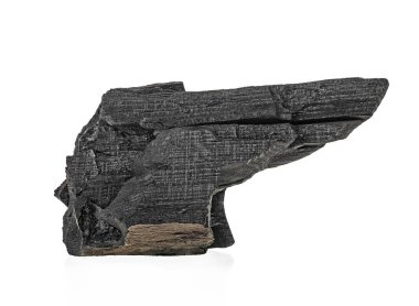 Beyaz arka planda izole edilmiş bir parça kömür. Doğal ahşap