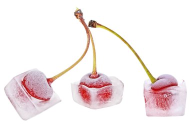 Donmuş kiraz. Beyaz backgro izole buz küpleri kiraz