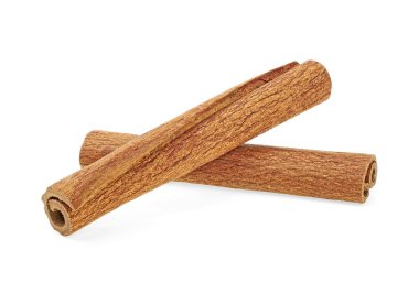 Beyaz arka planda izole edilmiş iki aromatik tarçın çubuğu.