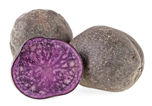 Taze vitelotte patates beyaz bir arka plan üzerinde izole