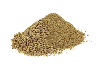 Beyaz bir backgrou izole tohumları ile kişniş tozu Yığını