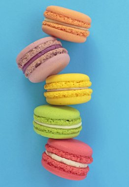 Mavi sırt üzerinde çok renkli lezzetli Fransız macaroons üst görünümü