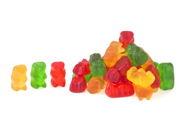 Jöle sakızlı ayılar beyaz bir arka plan üzerinde izole