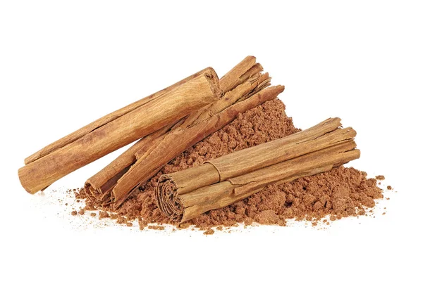 Kaneel stokken en poeder, witte achtergrond. Ceylon Cinnamon. — Stockfoto