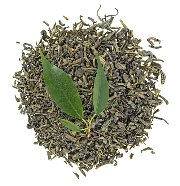 Σωρός από ξηρό πράσινο τσάι με φύλλα τσαγιού απομονωμένα σε λευκό προγρό — Φωτογραφία Αρχείου