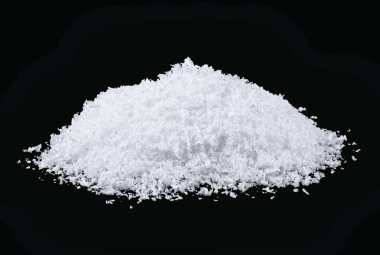 siyah arka plan üzerine izole beyaz kar yığını