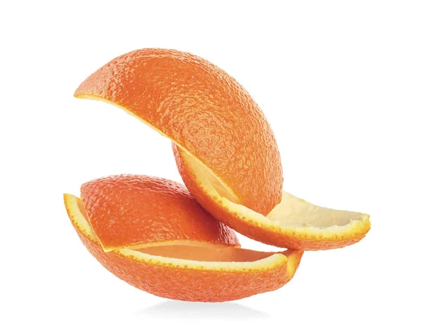 Beyaz bir arka plan üzerinde izole portakal kabuğu parçaları — Stok fotoğraf