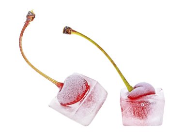 Donmuş kirazlar. Beyaz torbaya izole edilmiş iki kiraz.