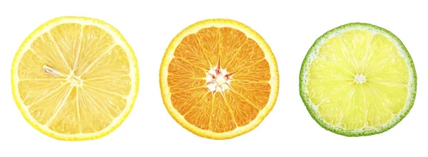Limon, portakal ve limon. Beyaz arka planda izole edilmiş dilimler., — Stok fotoğraf