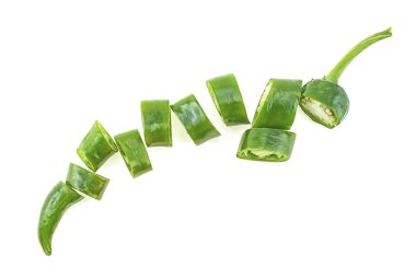 Beyaz arka planda izole edilmiş yeşil biber dilimleri, üst Vi