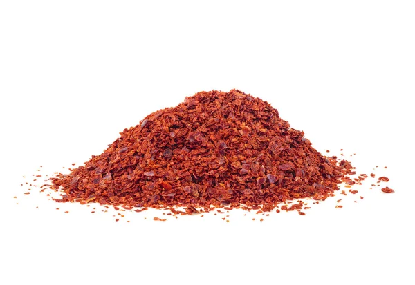 Haufen roter Paprika Flocken isoliert auf weißem Hintergrund. Crushe — Stockfoto