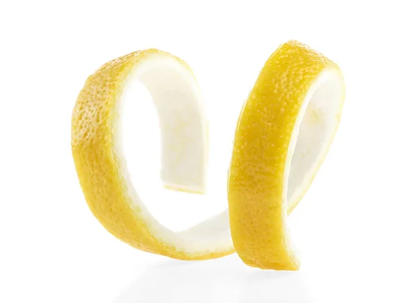 Spiral skivad citron hud isolerad på en vit bakgrund. Citronsaft — Stockfoto