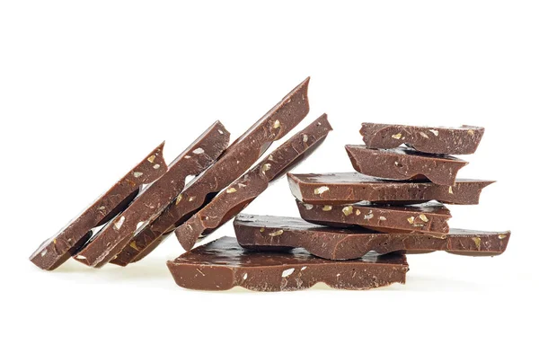 Pedaços de chocolate ao leite com nozes picadas isoladas em backgr branco — Fotografia de Stock