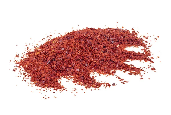 Gemahlene rote Chilischote isoliert auf weißem Hintergrund — Stockfoto