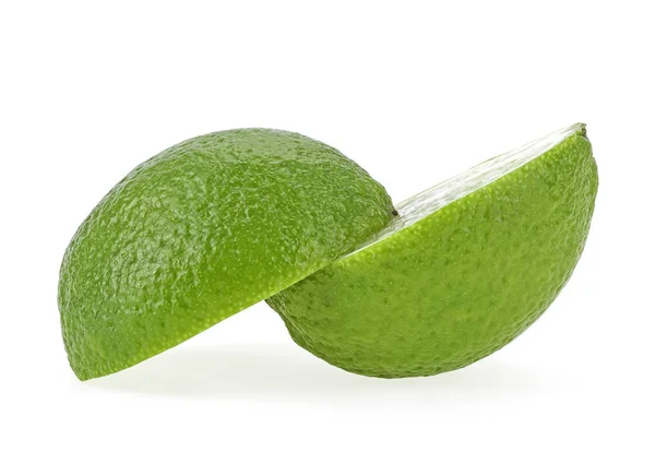 Zwei Scheiben Limettenfrüchte isoliert auf weißem Hintergrund — Stockfoto