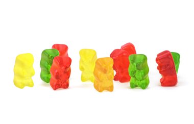 Renkli ayıcıklar veya jelibon ayılar, beyaz arka plan.