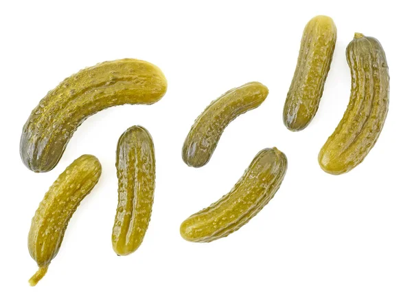 Nakrájené okurky izolované na bílém pozadí, výhled shora. Kukuřice — Stock fotografie