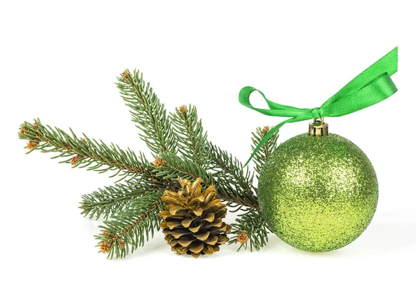 クリスマスの装飾-黄金のモミのコーンとFとクリスマスボール — ストック写真