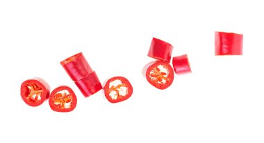 Beyaz arka planda izole edilmiş kırmızı biberlerin üst görünümü