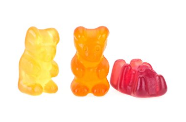 Beyaz arka planda izole edilmiş üç ayıcık jelibon. Jöle şeker verir. Çocukluk.