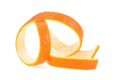 Beyaz arka planda izole edilmiş portakal suyu kabuğu. Turuncu kabuk sarmalı.