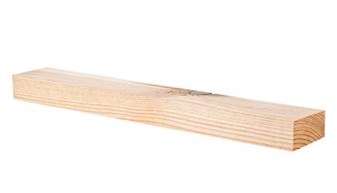 Tahta bar beyaz arka planda izole edilmiş. Çam ağacı kirişi.