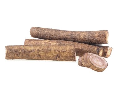 Beyaz arka planda izole edilmiş dilimleri olan taze Burdock kökleri