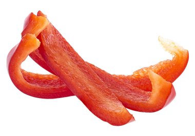 Beyaz arka planda izole edilmiş kırmızı, tatlı dolmalık biber şeritleri. Kırmızı taze kırmızı biber..