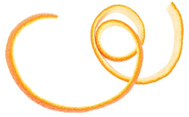 Beyaz arkaplandaki sarmal portakal kabuğunun izole görüntüsü. Portakal aromalı spiral. Citron.