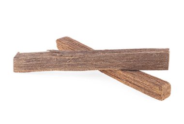 Sandal ağacını yakın plan beyaz arka planda izole edilmiş. Chandan. İki sandal ağacı çubuğu..