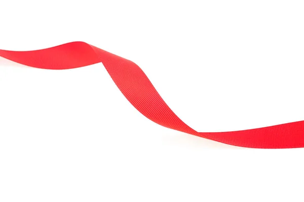 赤い絹のリボンは白い背景に 閉じる上で隔離された シンプルな赤いリボンを拡張します 赤いサテンリボン — ストック写真