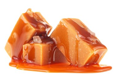 Beyaz arka planda izole edilmiş sıvı karamel soslu lezzetli karamel parçaları. Yumuşak karamelli deniz tuzu.