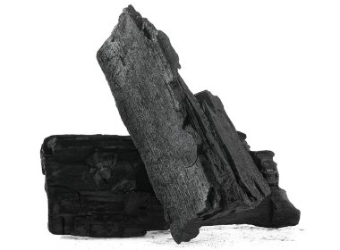 Beyaz arka planda izole edilmiş büyük ahşap kömür parçaları. Sert odun kömürü. Geleneksel kömür.