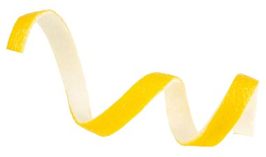 Beyaz arka planda izole edilmiş taze limon kabuğu. Olgun limon derisi. Turunçgillerin lezzeti.