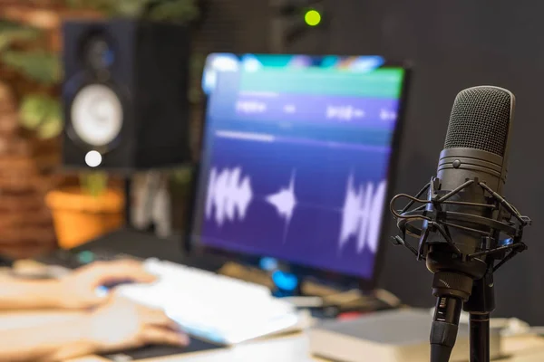Kondensatormikrofon Ljudtekniker Händer Redigering Röst Vågform Bakgrund Sänder Studio — Stockfoto