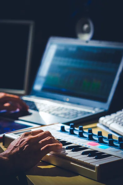 Mãos Músico Masculino Gravando Uma Música Teclado Midi Computador Portátil — Fotografia de Stock