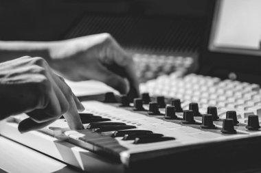 siyah ve beyaz müzisyen eller ses stüdyosunda MIDI klavye çalmaya, kavram kayıt