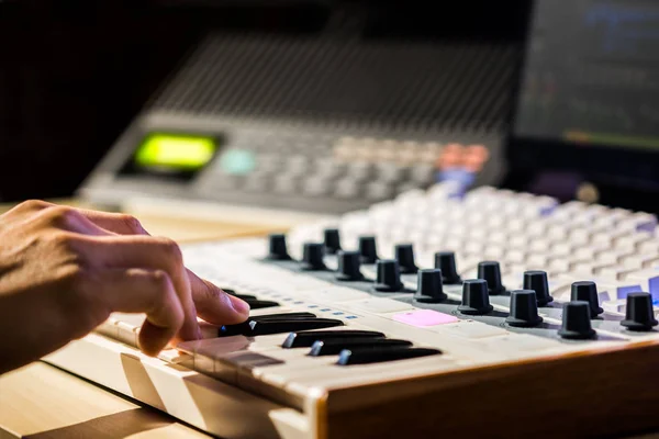 Mani Musicista Che Suonano Tastiera Midi Studio Sano Concetto Registrazione — Foto Stock