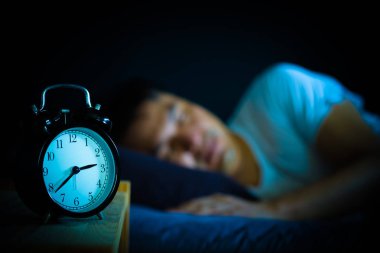 Asya adam yatakta gece uyku