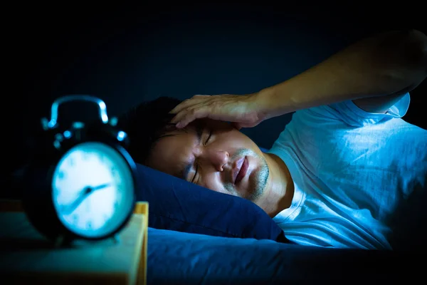 Asiatischer Mann Bett Leidet Unter Schlaflosigkeit Und Schlafstörungen Und Denkt — Stockfoto
