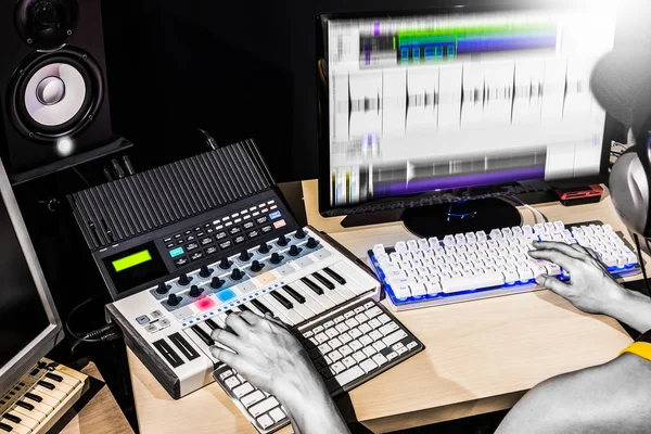 Productor Masculino Manos Componiendo Música Teclado Midi Equipo Estudio Ordenador — Foto de Stock