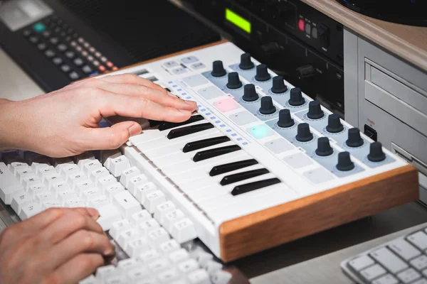 Manos Músico Profesional Trabajando Teclado Midi Computadora Estudio Grabación —  Fotos de Stock