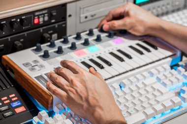 müzisyen elleri MIDI klavye topuzu studio düzenleme dijital ses kayıt için ayarlamak