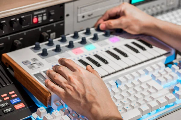 Музичні Руки Налаштовують Ручку Midi Клавіатури Запису Цифровій Студії Редагування — стокове фото